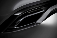 ブラッククローム仕上げが施された「T8ポールスターエンジニアード」のマフラーエンド。「Polestar Engineered」ロゴも添えられる。