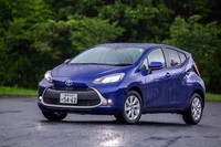 初代のデビューからほぼ10年を経て登場した新型「トヨタ・アクア」。見た目の印象こそ似ているものの、デザインやハイブリッドシステムは一新された。