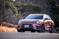 2023年11月9日に発表されたレクサスブランドの新型SUV「LBX」は、同ブランドで最もコンパクトなモデル。車台にはトヨタブランドの「アクア」や「ヤリス クロス」でも採用実績のあるGA-Bプラットフォームに改良を加えたものが使われている。