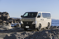 最新の「日産キャラバンMYROOM」は2025年12月15日に発売。今回の試乗車は最上級グレード「グランドプレミアムGX」の2リッターガソリンエンジン搭載モデル（FR）。