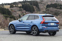 写真の試乗車で採用されているボディーカラー「バースティングブルーメタリック」は、「パッションレッド」と共に「R-DESIGN」専用色となる。