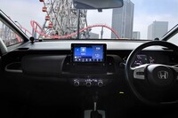 トゥイーターやウーファーを追加した「フィット」の車内で「DMH-SF700」のオーディオ機能を試す。そのテクノロジーがもたらす臨場感には驚くばかりだった。