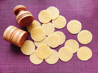 ……次に、同じ筒の反対側に刻まれた面（写真左下）と、もうひとつの筒（同右上）で生地を挟んで、生地の上下に模様をつける。