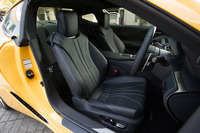 セミアニリン本革シートは“Lパッケージ”専用の装備。シートのメイン部分とサイド部分が分割されたレイヤー構造の採用により、優れたホールド性と斬新なデザインの両立が可能になったという。