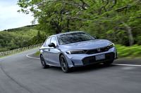 「ホンダ・シビック」のスポーティーモデルとして、2026年6月に正式発表される予定の「シビックe：HEV RS」。今回は発売前に、クローズドコースでプロトタイプのステアリング握ることができた。その第一印象をリポートする。