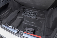 フロアボードの下にはコンパクトな床下収納が備わっている。