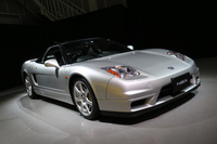 長きにわたりホンダのスポーツイメージをけん引してきた初代「NSX」。海外での人気が高まる一方で、国内での需要も依然として健在である。両者の相乗効果によって、ネオクラシック系スポーツカーの相場は高騰しているのだ。