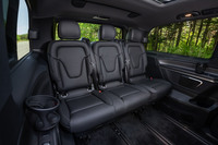 3人掛けとなる3列目シート。背もたれは180度後方に倒せるので、オプションのフルフラット拡張機能付き「ラゲッジルームセパレーター」と組み合わせることで、簡易ベッドとしても使用できる。