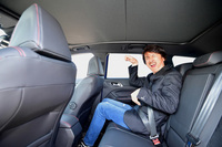 身長174cmの筆者が後席に座った様子。頭上や膝まわりには十分な余裕があった。