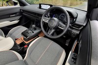 インテリアの基本的なデザインは、マイルドハイブリッドモデルと変わらない。「ハイエストセット」と呼ばれる最上級グレードにはIRカットガラス（フロントガラス／フロントドア）やスーパーUVカットガラス（フロントドア）がおごられる。