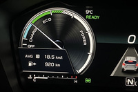 首都高をぐるっと一周して自宅に戻ったとき、燃費計は18.5km/リッターを表示していた。パワートレインの感触もかなりいいし、足まわりは首都高にドンピシャのライトなスポーティーテイスト。地味だが本当にいいクルマである。