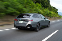 今回は都内を出発し、静岡の御殿場周辺までドライブ。帰りに東名高速・足柄PA（上り）の90kW出力器で30分だけ充電し、webCG編集部にたどり着いたときの残りバッテリーは59％だった。283.3kmを走っての平均電費は4.3km/kWh。