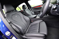 フロント・コンフォート・シートは角度や位置を電動で調節可能。試乗車にはオプションのランバーサポートが装備されていた。