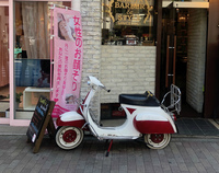 東京都内の理髪店の店先で。