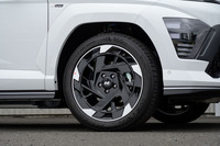 235/45R19のタイヤサイズはスタンダードモデルと同じながら、ダイヤモンドカットのホイールは「Nライン」専用デザインだ。