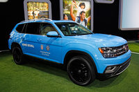 サッカーのアメリカ女子代表チームのサポートカーとして提供される、3列シートSUV「フォルクスワーゲン・アトラス」。