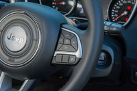 「リミテッド」は運転支援システムの充実ぶりも特長で、自動緊急ブレーキやアダプティブクルーズコントロール、車線逸脱警報、パーキングアシストなどが標準装備される。