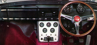 「ベレット1600GT」のダッシュ。タコメーターを含む完備したメーター類、ウッドリムのステアリングホイールなど、室内も欧州産GTのムードを漂わせていた。