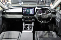 車内前方の様子。インストゥルメントパネルの高さを従来モデルよりも40mm下げることで、より広い視界を確保したという。