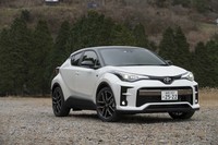 ボディーカラーはブラック×ホワイトパールクリスタルシャインのツートンカラー（写真）を含め、全11種類（うち6色は単色）が選べる。