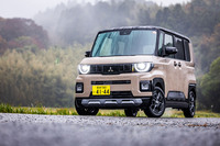 2025年10月29日に販売が開始された三菱の新型「デリカミニ」。今回のモデルは2代目にあたるが、初代は「eKクロス スペース」のビッグマイナーチェンジモデルとして登場した。試乗したのは最上級グレード「Tプレミアム DELIMARUパッケージ」の4WD車で、車両本体価格は290万7300円。