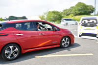 「日産リーフ」のエマージェンシーブレーキを体験中の筆者。（写真＝池之平昌信）