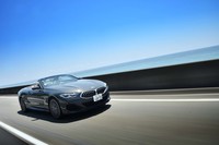 「M850i xDriveカブリオレ」にはストップ＆ゴー機能付きの「アダプティブ・クルーズ・コントロール」のほか、「レーンチェンジウオーニング」や「ステアリング＆レーン・コントロール・アシスト」、事故回避ステアリング付きの「衝突回避・被害軽減ブレーキ」などが与えられる。