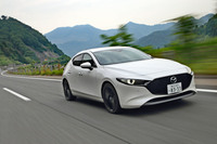 「スカイアクティブX」搭載車の燃費はFFのAT仕様で17.2km/リッター（WLTCモード）。既存の2リッターガソリン車より11％ほど優れているものの、使用燃料はハイオク指定となる。