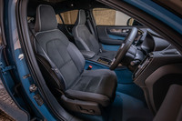 今回試乗した車両では、チャコールをベースにフロアカーペットとドアの内張りが「フィヨルドブルー」となるコンビネーションインテリアが選択されていた。