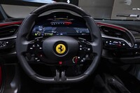 ステアリングホイールのセンターにはエンジンの始動ボタンが、右下には走行モードのセレクターがレイアウトされている。