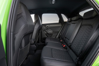 「RS Q3」のリアシート。分割可倒機構に加え、調整幅150mmのスライド調整機構や、7段階のリクライニング機構などが備わる。