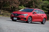 パワーユニットはダイムラーと共同開発した最高出力159PSの1.3リッター直4ターボエンジン。ルノー版では2気筒休止機構が省かれている。