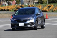 試乗会場内の駐車場に設置された特設コースで「ホンダ・フィット ハイブリッド」を用いて、ブリヂストンの「エコピアNH100」と同「レグノGR-XII」のハンドリング比較テストを行った。
