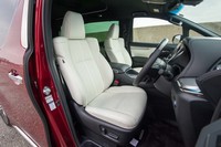 「エグゼクティブS」では、プレミアムナッパレザーのシート表皮が標準装備となる。