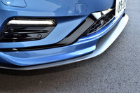 2018年モデルの「S60／V60ポールスター」にはカーボンファイバーパーツが多用されている。写真は今回新たに採用されたカーボン製の「フロントエアスプリッター」。