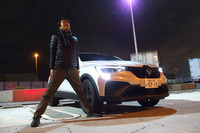 夜の首都高で味わった「アルカナ」のパフォーマンスに敬意を表して、車名の頭文字であるアルファベット「A」のポーズ。いや、もちろん意味はない。単なる気分です。