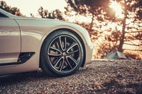 タイヤサイズは前：265/40ZR21、後ろ：305/35ZR21が標準だが、テスト車にはリム径、幅ともにひとまわり大きな、22インチサイズのタイヤおよびホイールが装着されていた。