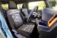 迷彩柄のシート地が目を引く前席。試乗した「G」グレードにはセンターアームレストが標準で備わる。