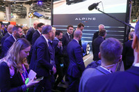 マクロン大統領が、お忍びでもなんでもなく堂々と来場。大統領専用車の「DS 7」を撮ろうとしたら怒られた。