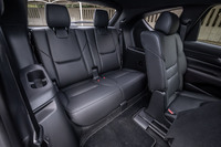 「CX-8」の3列目シート。身長170cm程度の乗員でも無理なく過ごせるスペースを実現したとマツダは説明している。「XDプロアクティブSパッケージ」には、3列目シート用USB充電端子がオプションで用意されている。