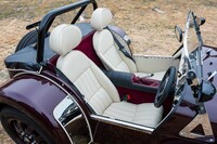 内装・外装は各所をカスタマイズ可能。例えばシートには「モダン」「クラシック」「スポーツヘックス」の3種類の仕様が用意されており、さらに、縁の部分と背もたれ・座面の中央部、背もたれ中央部の“背骨”に当たる部分……と、こと細かに色を指摘できる。