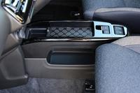 センターコンソールははやりのブリッジタイプ。上部のトレーの縞鋼板のような模様はアクセサリーの滑り止めマット。