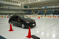 テストは新旧「ウインターマックス」を履いた「トヨタ・ヤリス」で実施した。