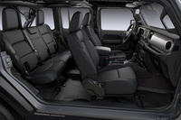 「ラングラー アンリミテッド ウィリス」のインテリア。内装色はブラックとなる。