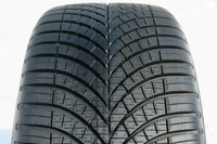 トレッドパターンには「ベクター4シーズンズ ハイブリッド」と同じく、Vシェイプのデザインを採用。ただし、センターに向かうにつれて溝を細くし、中央付近に大型のサイプを設けるなど、全体的に見直しが図られている。