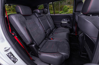 2列目シートには、調整幅が140mmのスライド機構と、背もたれの角度を8段階で調整できる40：20：40の3分割式リクライニング機構が備わる。