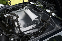 標準モデルにしろ「Z06」にしろ、コンバーチブルで残念なのは自慢のV8エンジンが見られないこと。オーナーにはぜひ、純正アクセサリーの「クリアウィンドウ付きエンジンベイパネル」を装備してほしい。