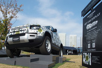 アーティストのボブファウンデーションの手になるアートカー。次から次へと現れる障害物を華麗にかきわけ森のなかを走る「ディフェンダー」をイメージしたという。