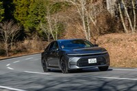 最高出力128kW（174PS）の燃料電池システムに加え、リアには回生ブレーキで充電する駆動用バッテリーも搭載。高負荷走行時には、そちらからもモーターに電気が供給される。