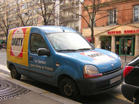 家電量販店「ダーティー」のサービスカーといえば、長年「カングー」だ。2006年撮影。